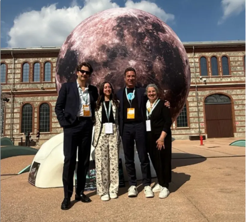 Il gruppo Infinityhub davanti all'installazione lunare